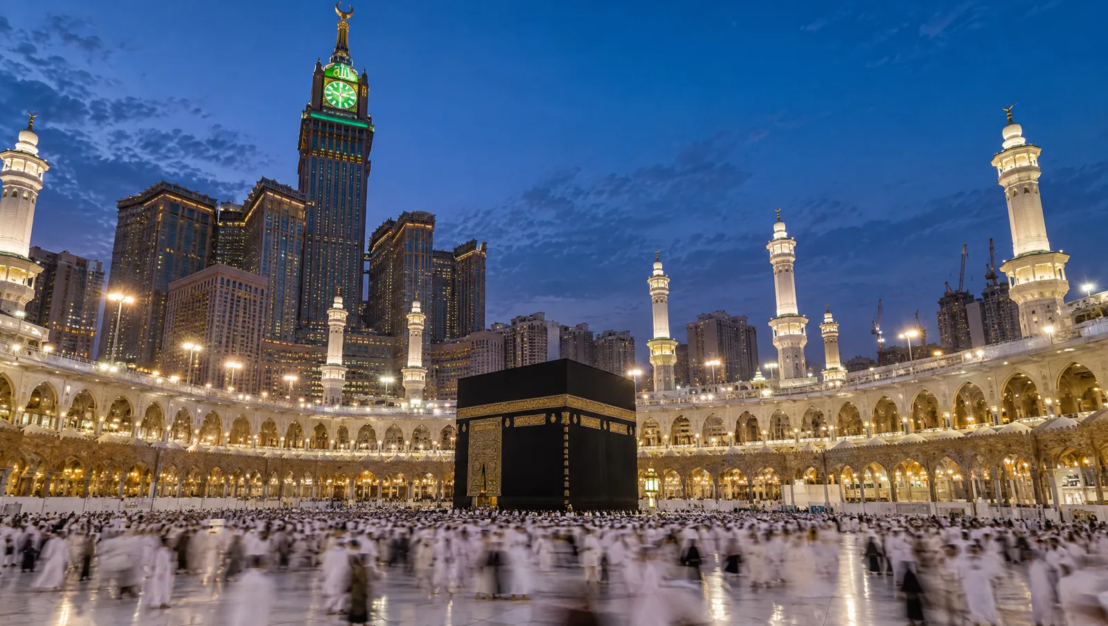 Masjidil Haram dan Ka'bah di waktu senja